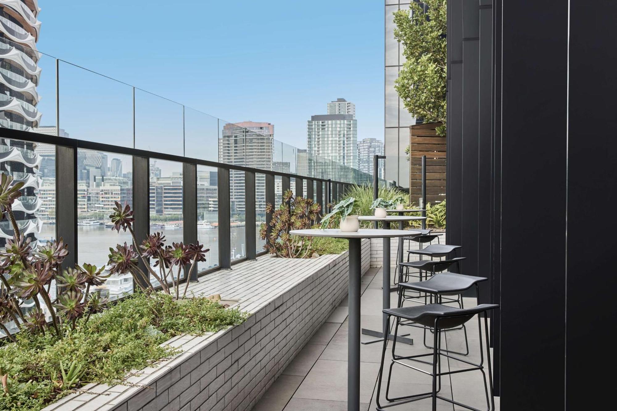 Vibe Hotel Melbourne Docklands Экстерьер фото