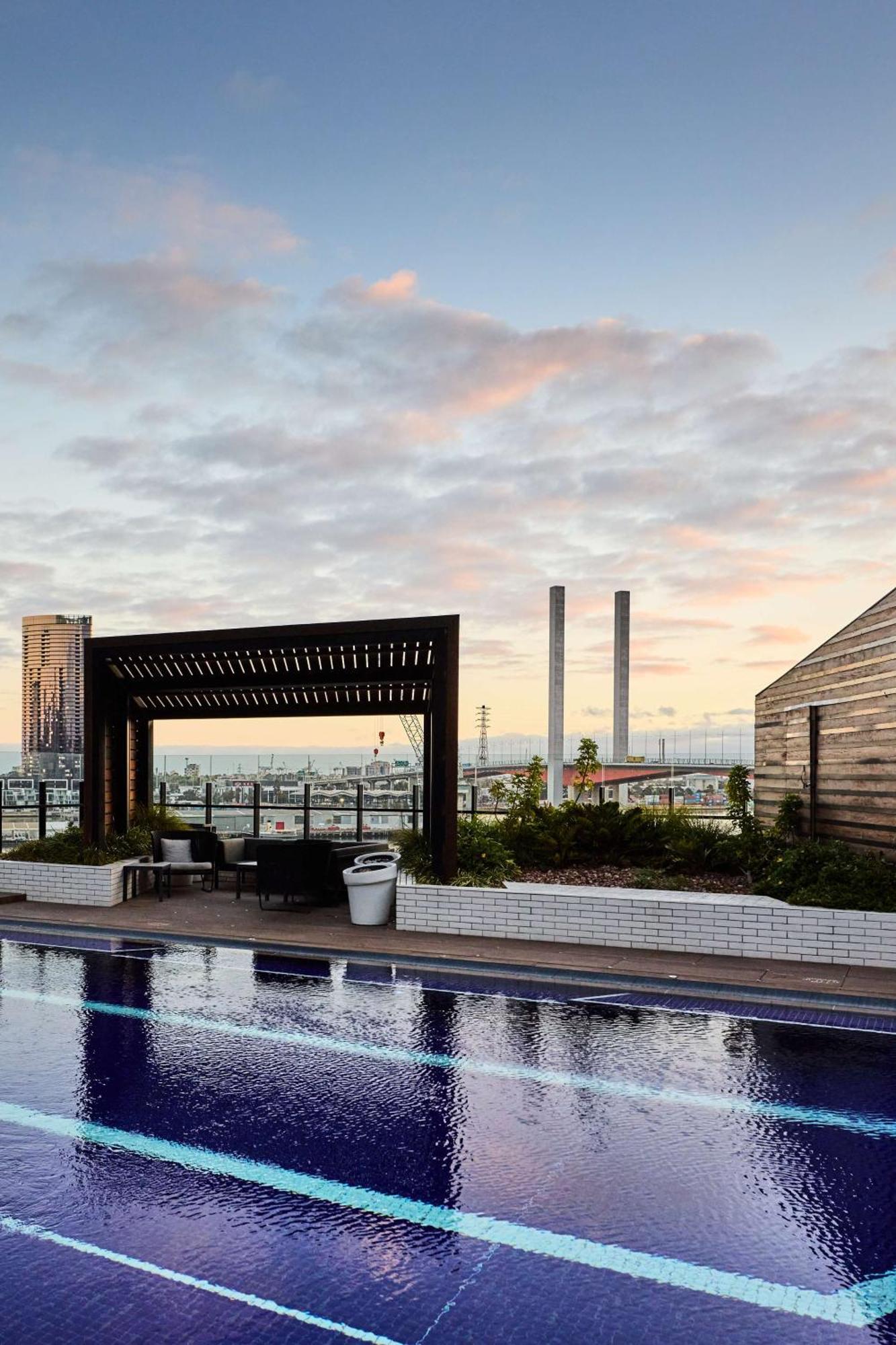 Vibe Hotel Melbourne Docklands Экстерьер фото